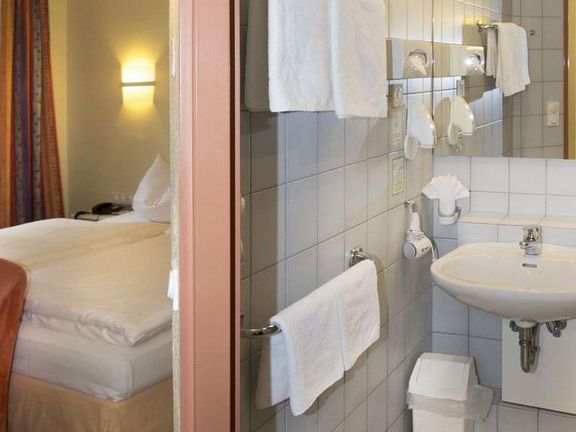 Standard-Doppelzimmer mit Bad im Neubau